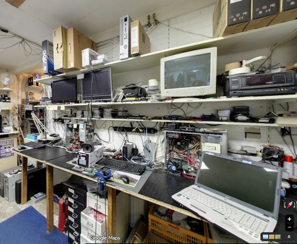 Werkplaats van pc033 waar reparaties en virusverwijdering worden uitgevoerd