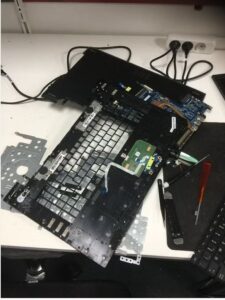 Laptop reparatie bij pc033, onderdelen gedemonteerd op de werkbank